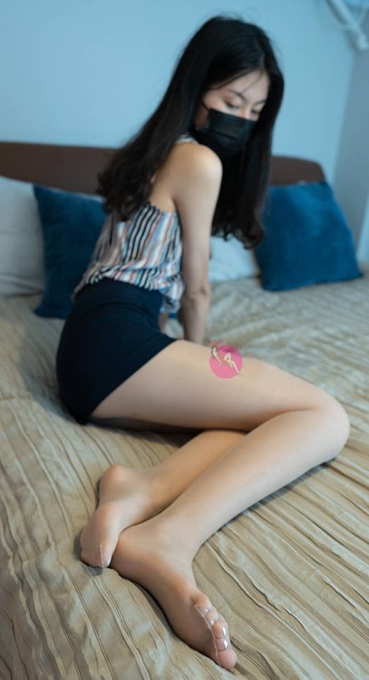 A079.撕破的袜子(图)