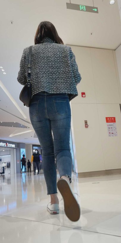 紧身宽臀牛仔裤小姐姐(积分29)