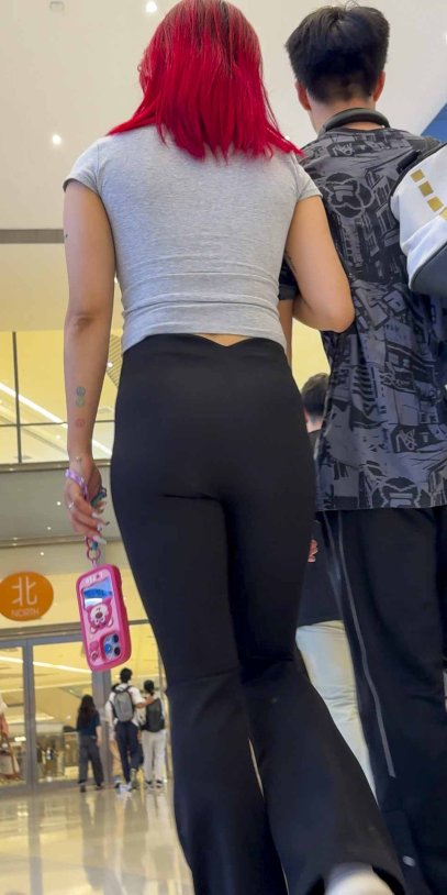 包臀黑裤走路姿势透着浪