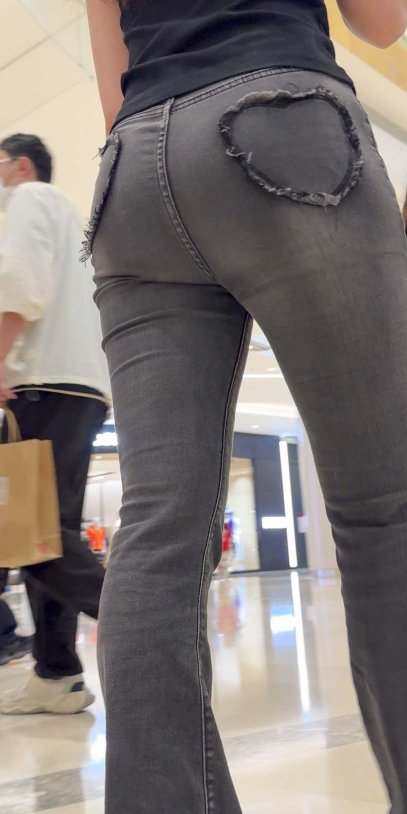 包臀灰牛仔紧身少妇