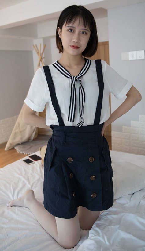 帆布鞋、白色丝袜
