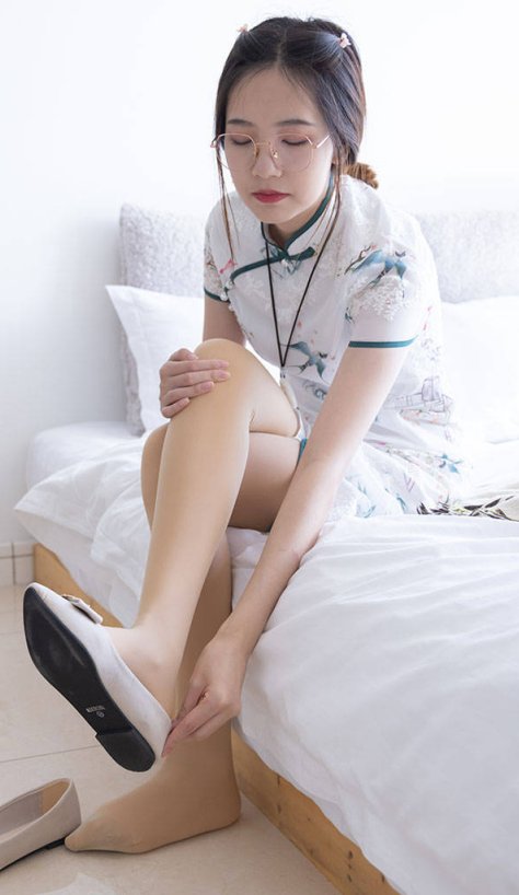 旗袍、厚肉丝、平底鞋