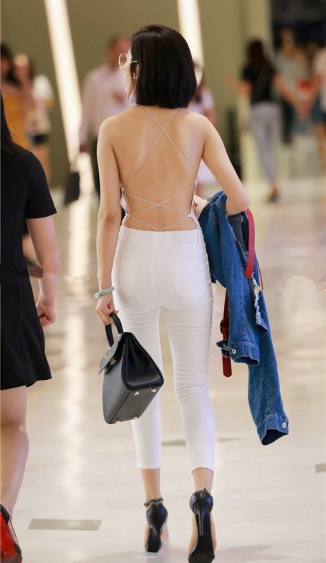 4K超清视频！夜色下的大路背紧身白裤波斯眼镜美女[,MP4/1GB]