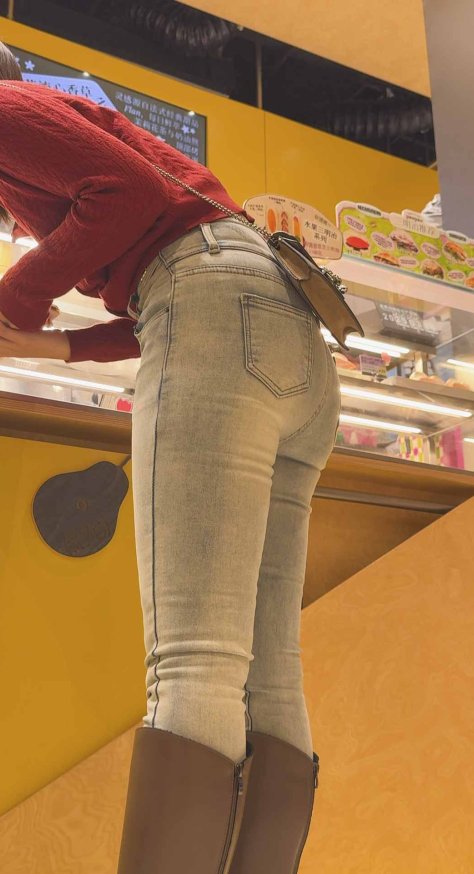 浅蓝紧身牛仔裤极品翘臀女神