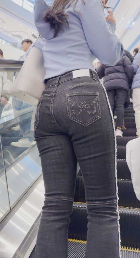 牛仔裤完美地贴合她性感的紧致臀部