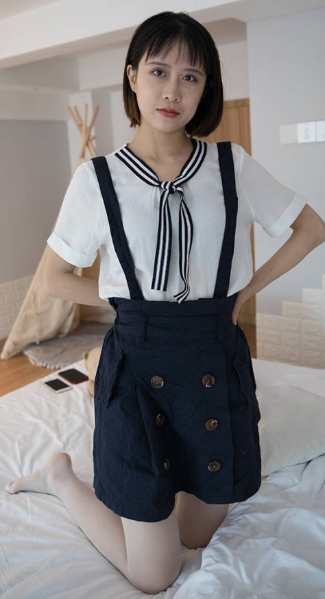 帆布鞋、白色丝袜