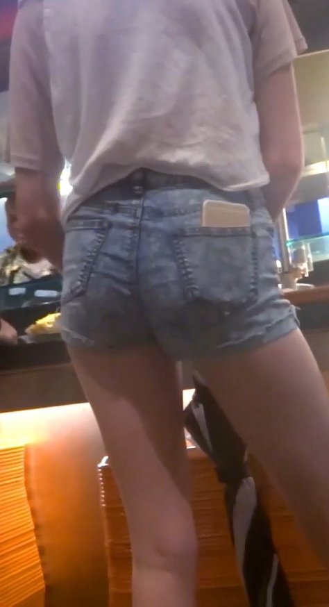 可爱的长腿少女，紧绷牛仔短裤[265M/MP4]