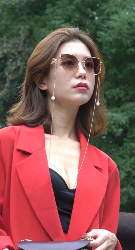 4K-性感红风衣大胸街拍美女DJ805[2.41G]