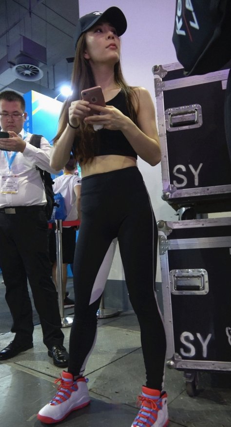 4K-白色紧身瑜伽裤圆润饱满翘臀美女