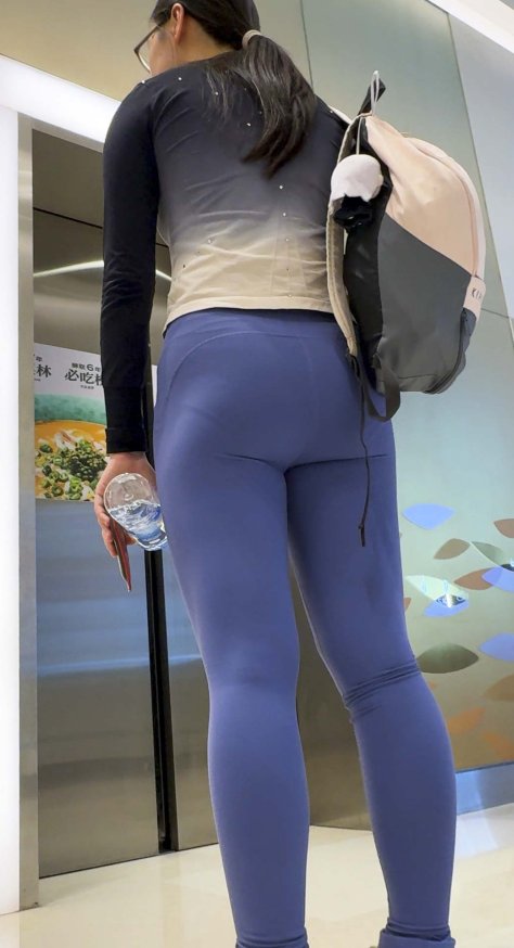 高挑丰臀瑜伽裤少妇