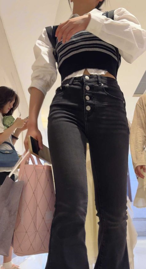 紧身黑牛仔紧臀眼镜妹