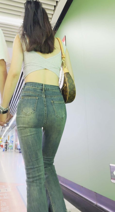 露腰包臀紧牛仔妹子