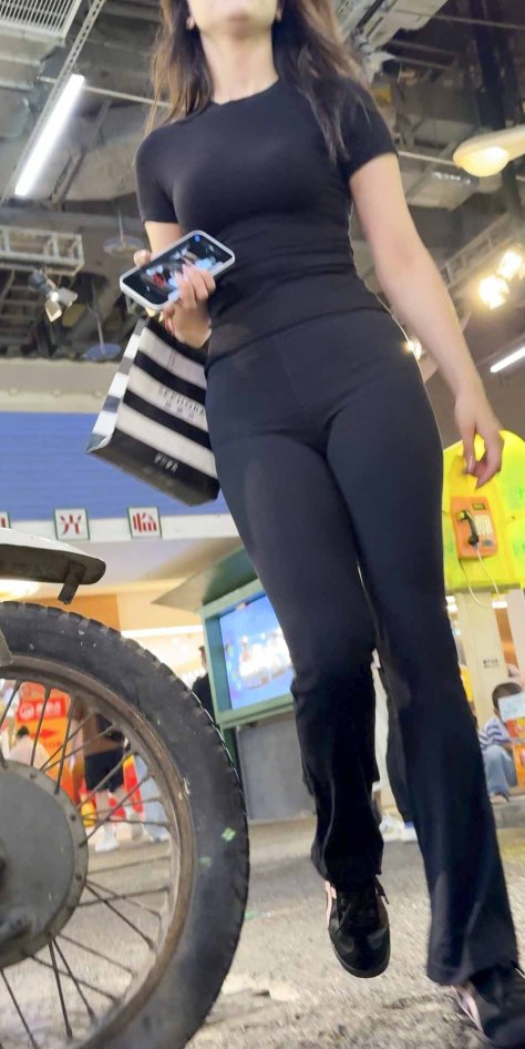 春节献礼瑜伽裤下的致命诱惑：紧绷勾勒妖娆身材