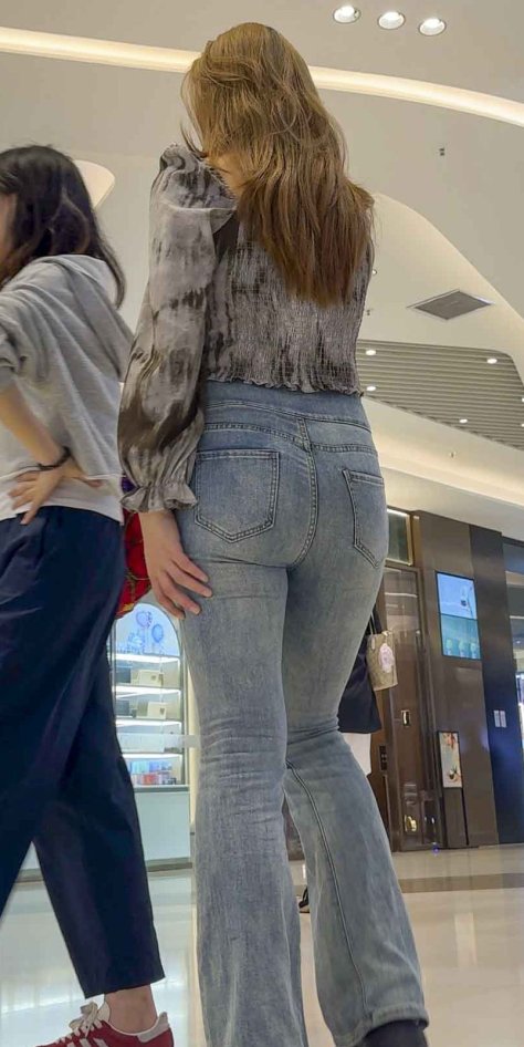 （积分88）细腰长发圆润大翘臀美女