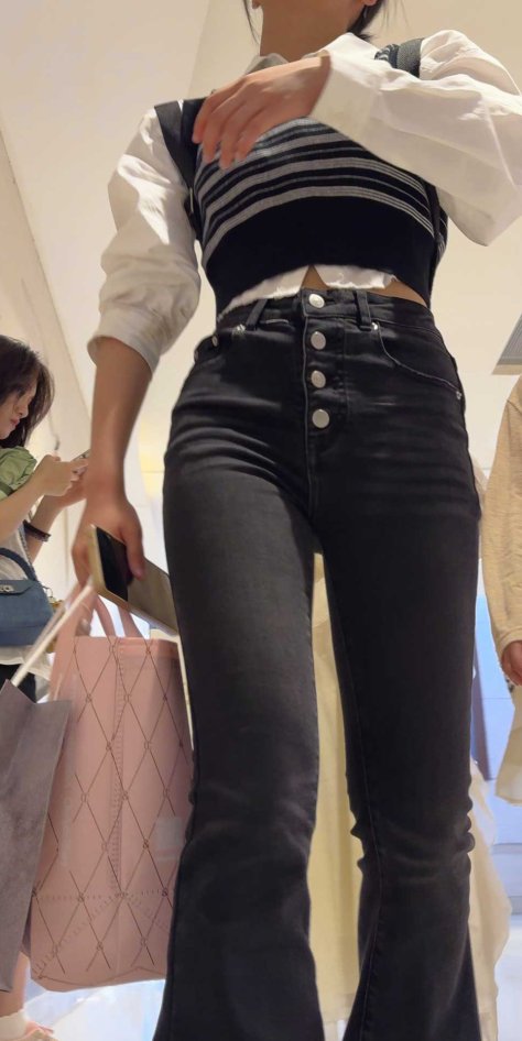 紧身黑牛仔紧臀眼镜妹