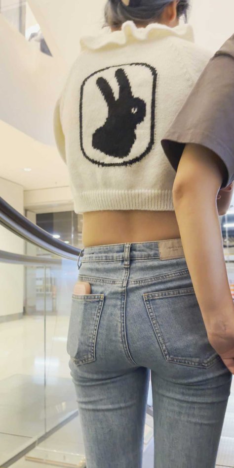 （积分65）商场包臀灰牛仔妹子