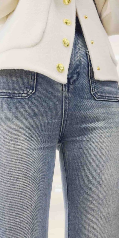 蓝白色牛仔裤金三角特写陪闺蜜找饭店（120积分）