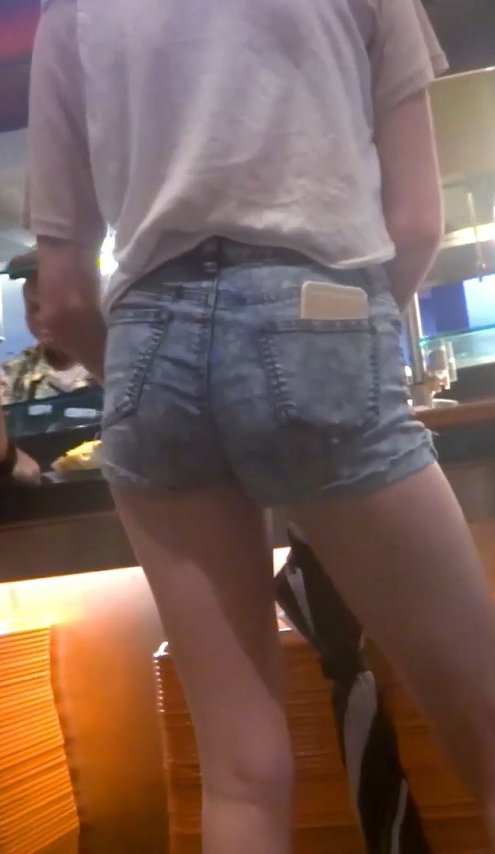 可爱的长腿少女，紧绷牛仔短裤[265M/MP4]