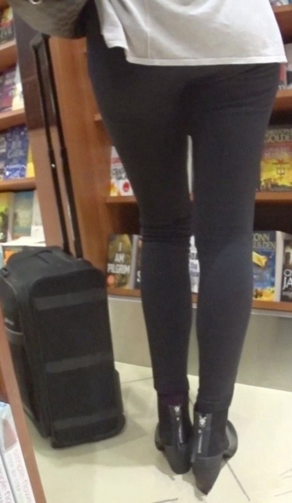 书店身材高挑的长腿金发美女[MP4/346M]