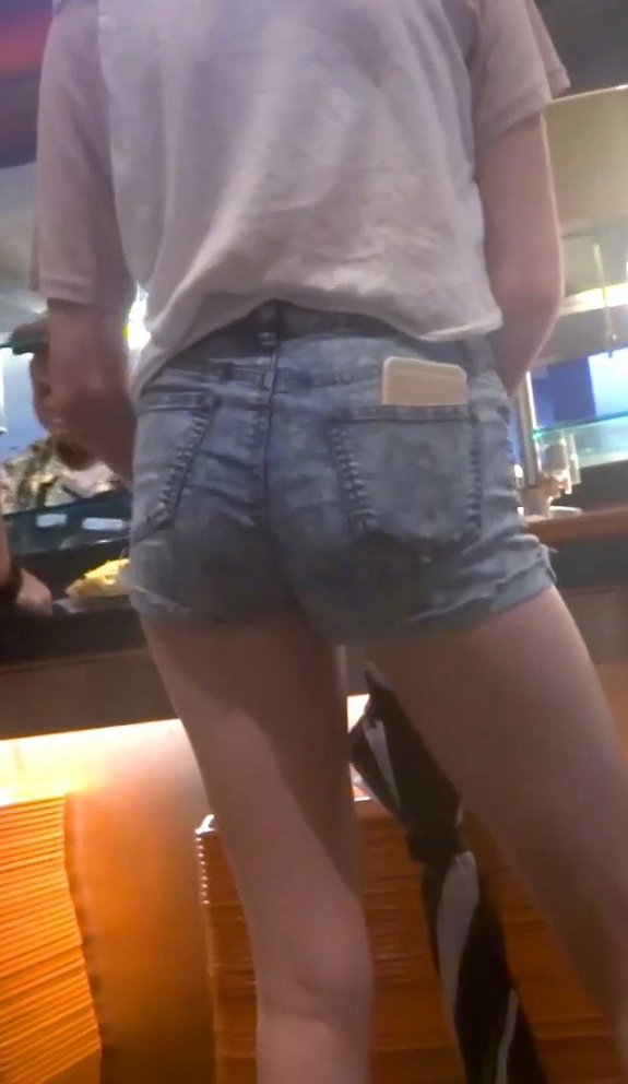 可爱的长腿少女，紧绷牛仔短裤[265M/MP4]