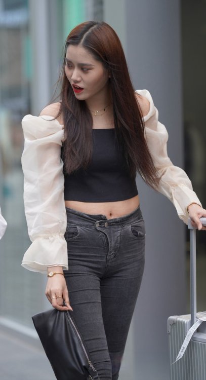 [套图32P]推着行李箱的黑牛美女3A8148[360M]