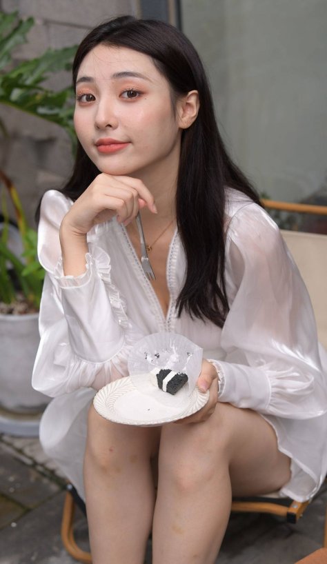 咖啡厅里的白色连衣裙美女【视频+套图】