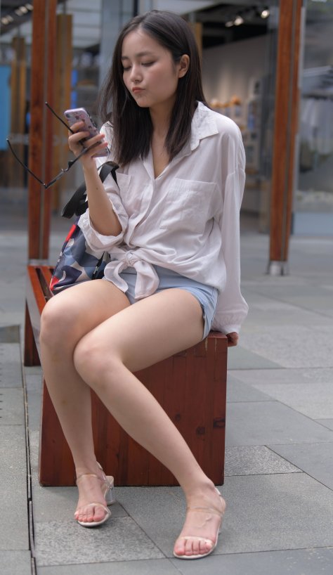 长相甜美身材哇塞的牛仔热裤美女【视频+套图】