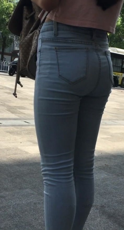 喝冷饮等公交的蓝牛小妹[MP4/1.9GB]