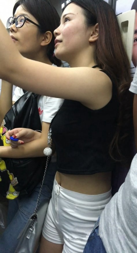 地铁白色热裤小翘臀美女[MP4/3GB]