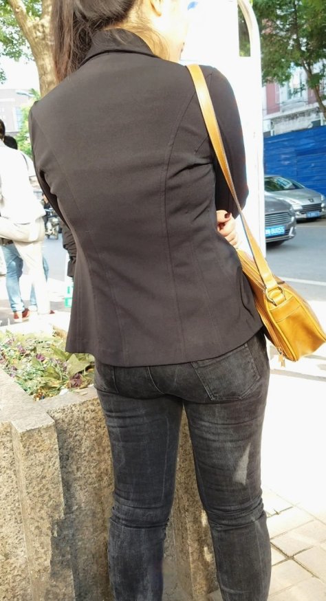 精致妆容的职业靓丽美女在等车[307M/MP4]