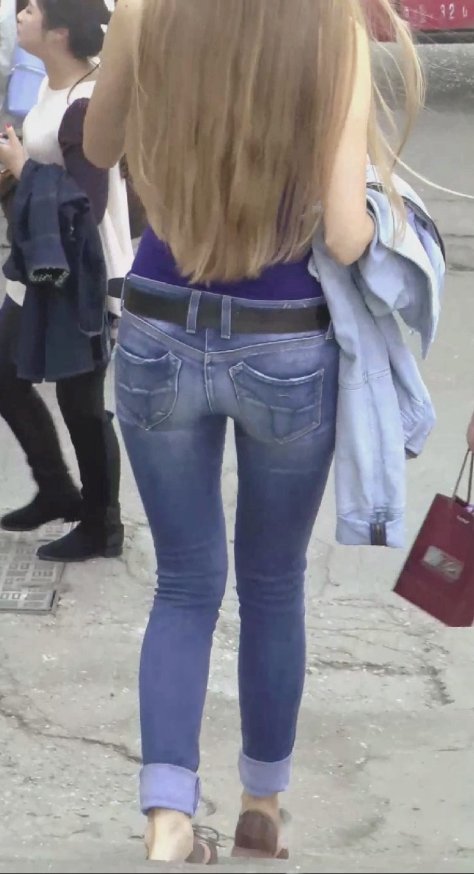 身材苗条的牛仔裤外国妞[189M/MP4]