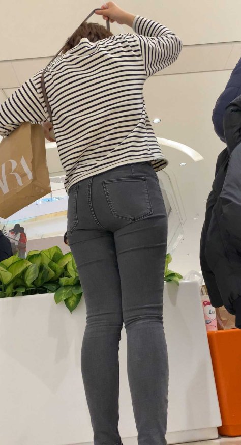 商场饱满灰牛仔翘臀妹子（积分84）