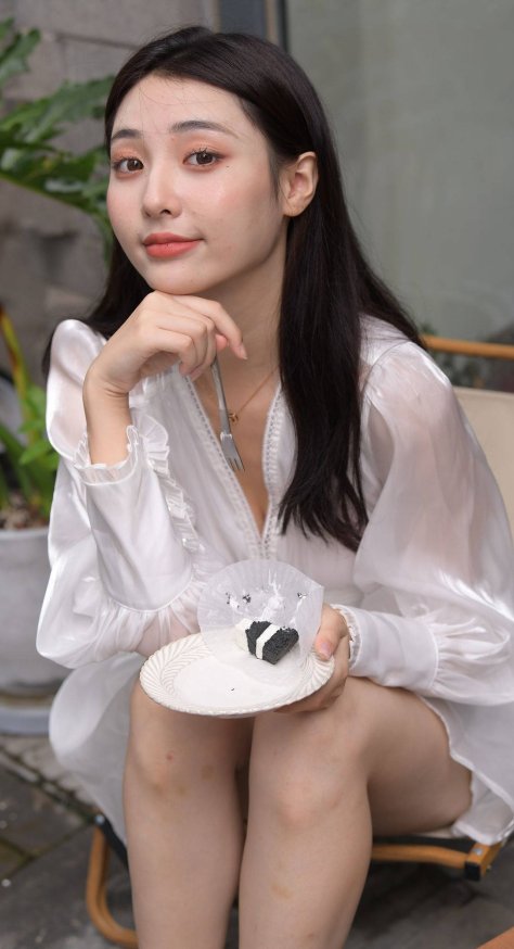 咖啡厅里的白色连衣裙美女【视频+套图】