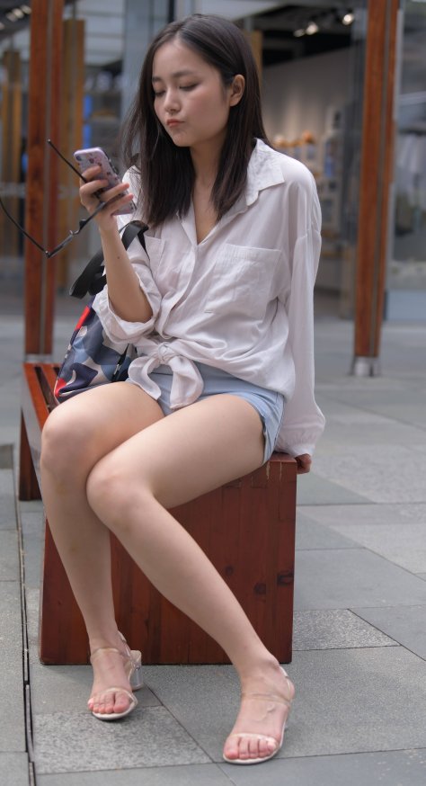 长相甜美身材哇塞的牛仔热裤美女【视频+套图】