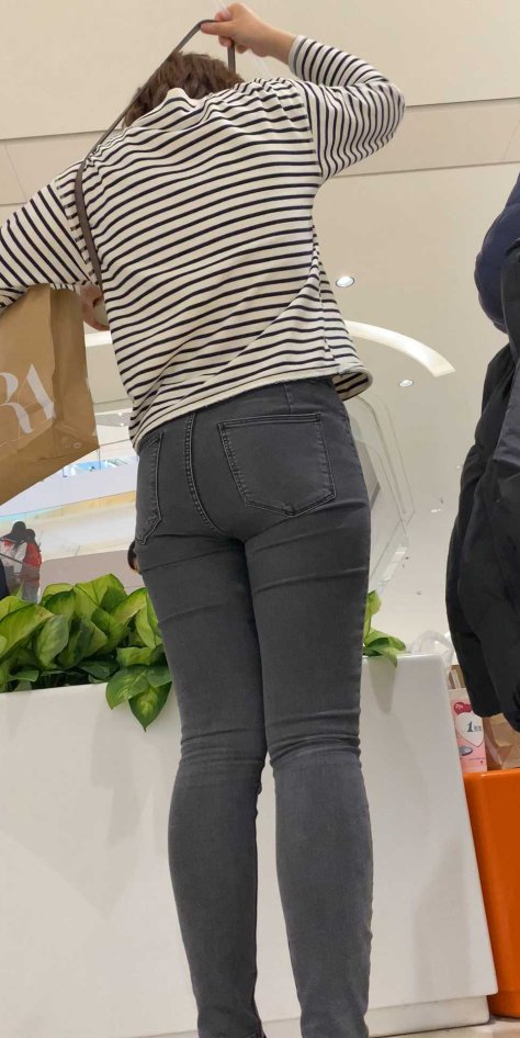 商场饱满灰牛仔翘臀妹子（积分84）